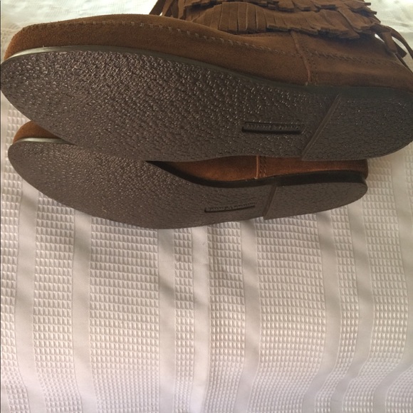 Minnetonka 3 layer fringe boots brand new! - Picture 7 of 8